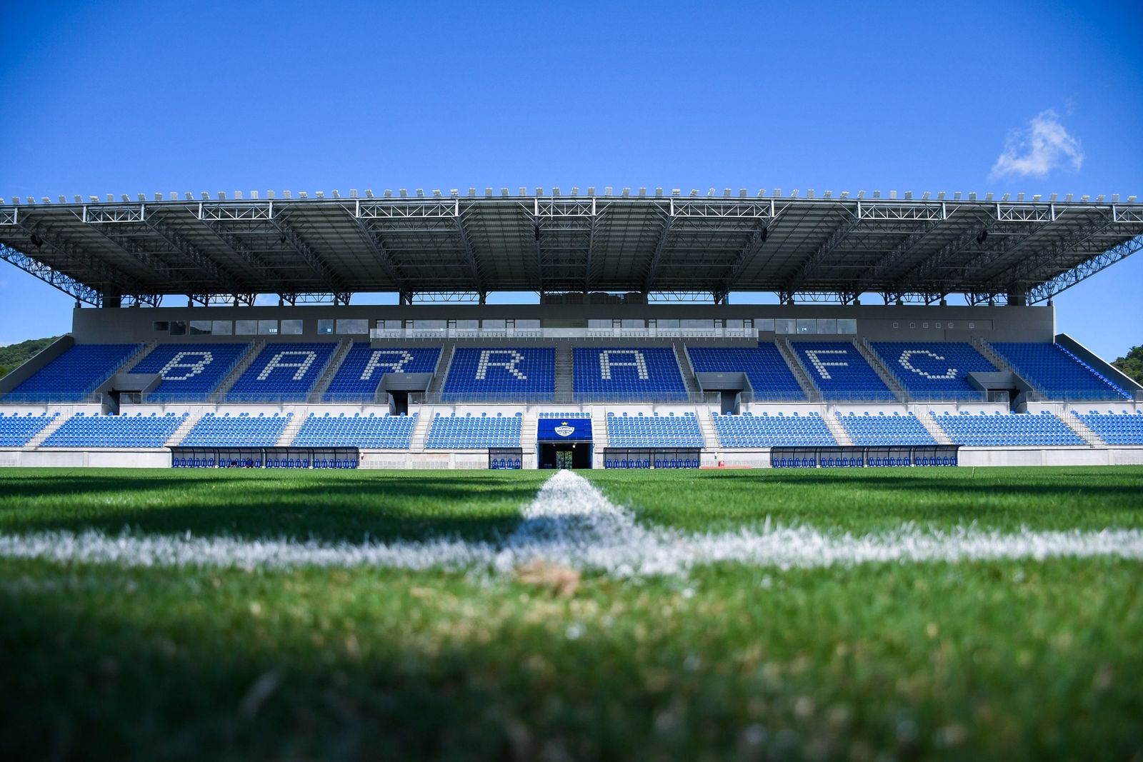 Arquibancada e gramado do Estádio Barra FC em Itajaí/SC